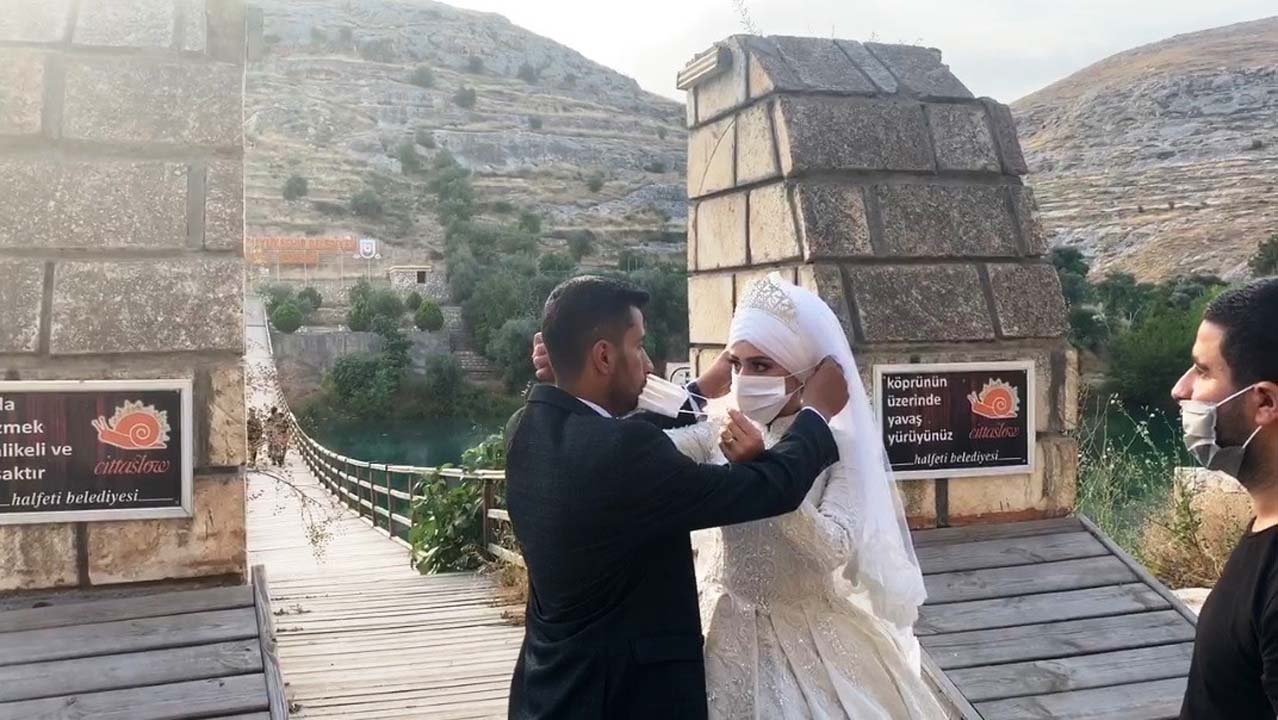 Şanlıurfa'dan ilginç görüntü! Gelin ve damada altın ve para yerine maske taktı