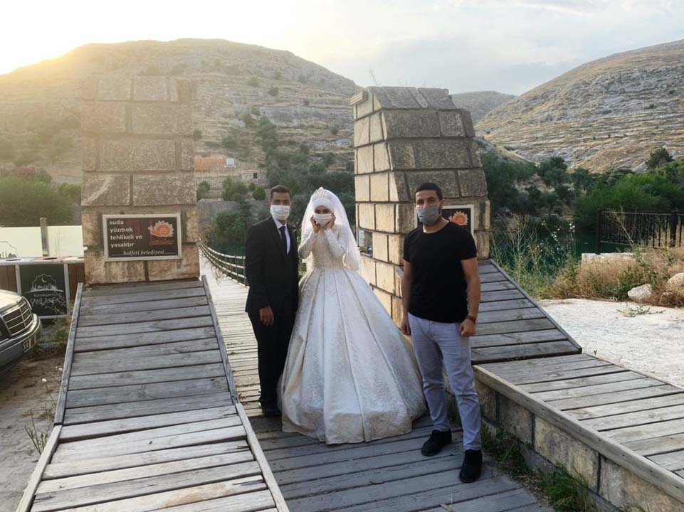 Şanlıurfa'dan ilginç görüntü! Gelin ve damada altın ve para yerine maske taktı