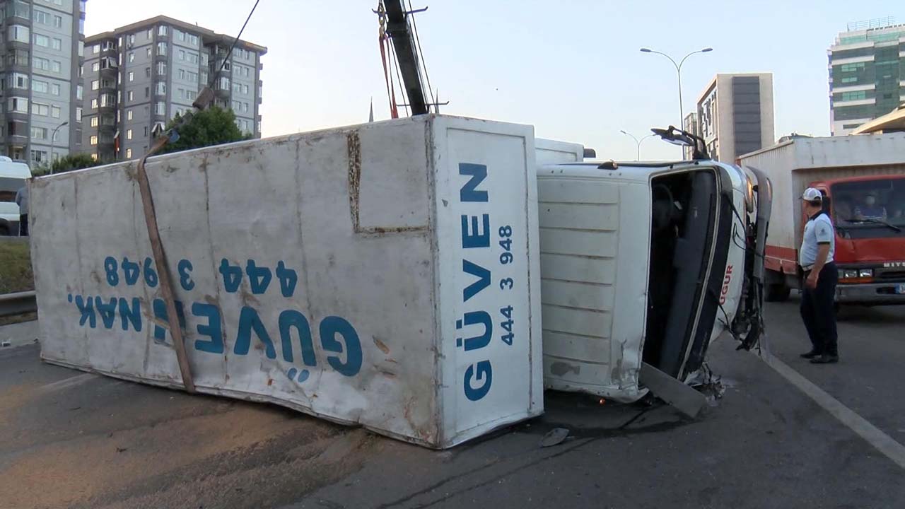 Maltepe'de korkunç kaza! Vücudu direksiyona sıkıştı