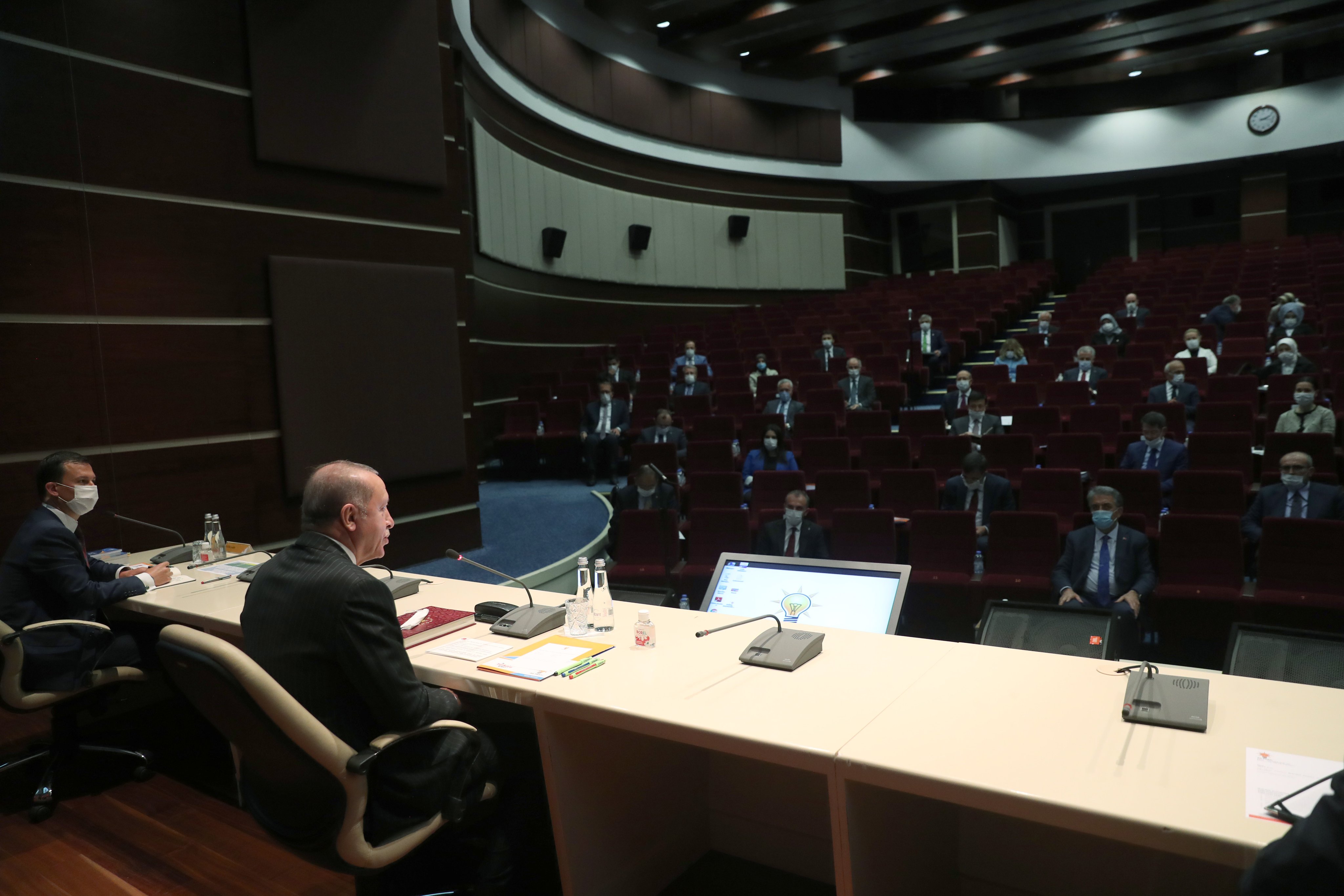 Erdoğan o görüntülere tepki gösterdi: Neden mesafe ayarlanmıyor?