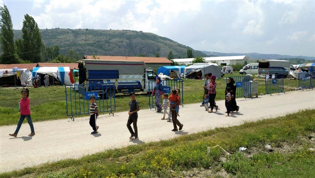 4 yaşındaki çocuğun virüs testi pozitif çıktı! 200 kişilik çadır kent karantina alındı