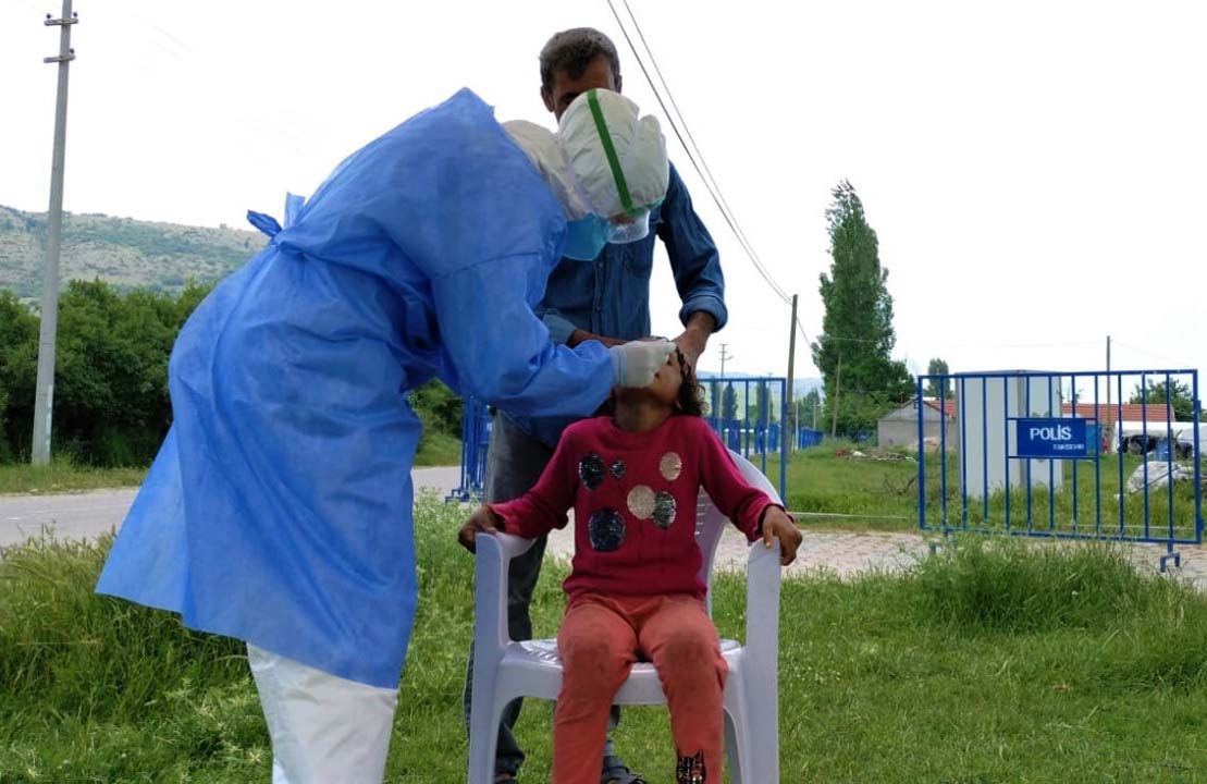 4 yaşındaki çocuğun virüs testi pozitif çıktı! 200 kişilik çadır kent karantina alındı