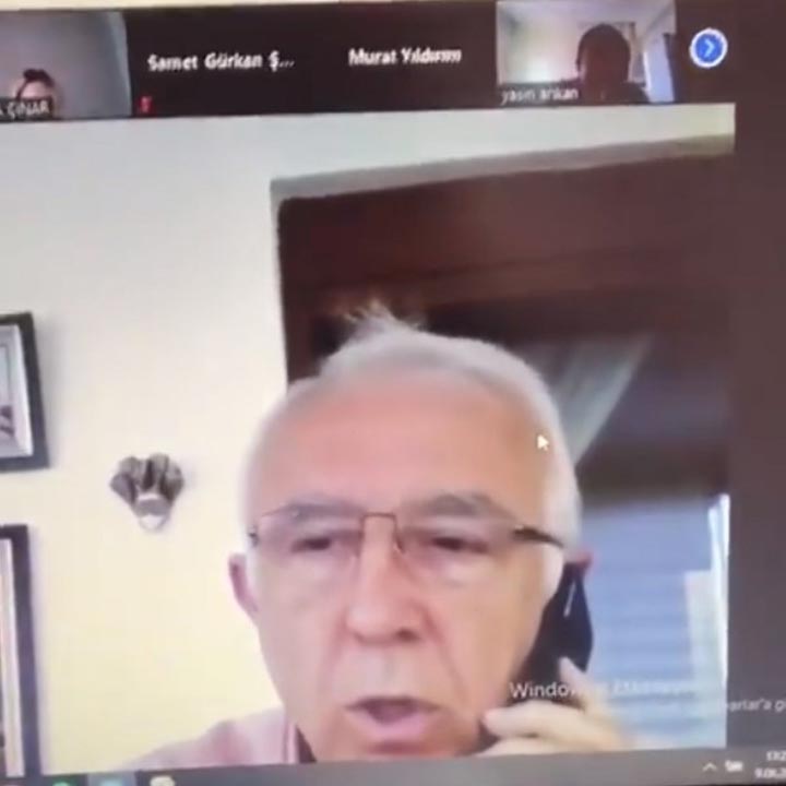 Profesör, öğrenciler sınavdayken cinsel içerikli film izledi