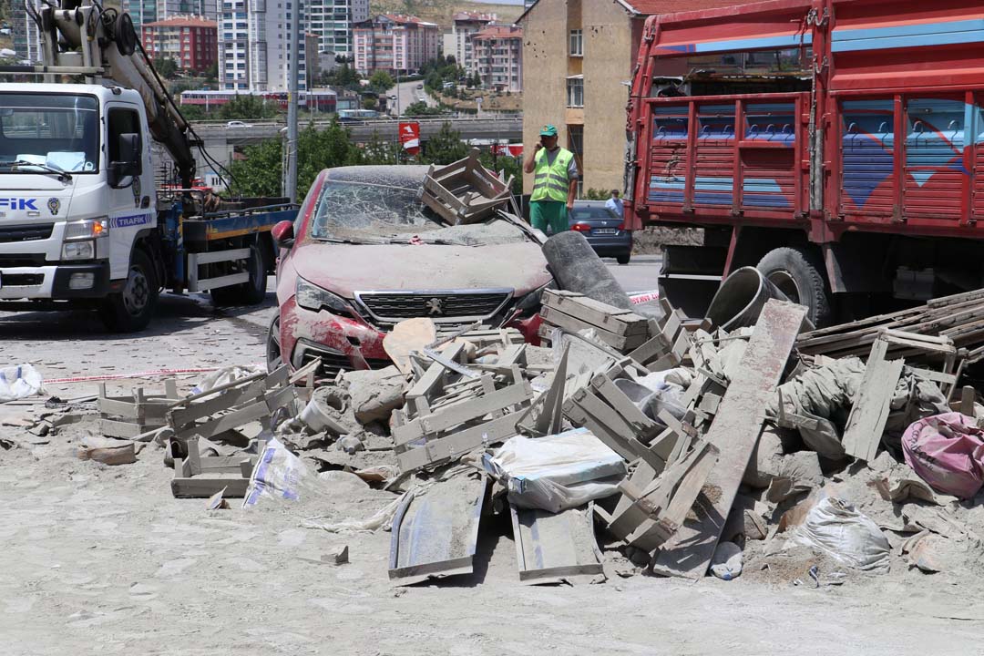 Ankara'da feci kaza! Kamyon kırmızı ışıkta bekleyen araçların üzerine uçtu