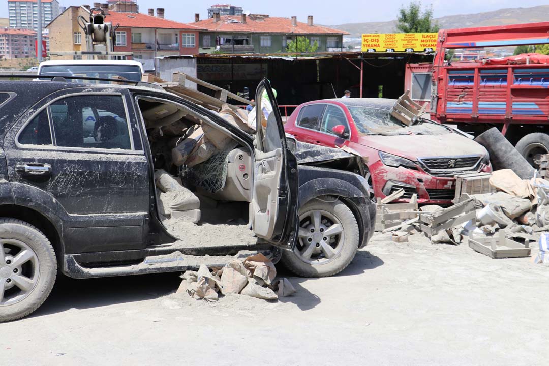 Ankara'da feci kaza! Kamyon kırmızı ışıkta bekleyen araçların üzerine uçtu