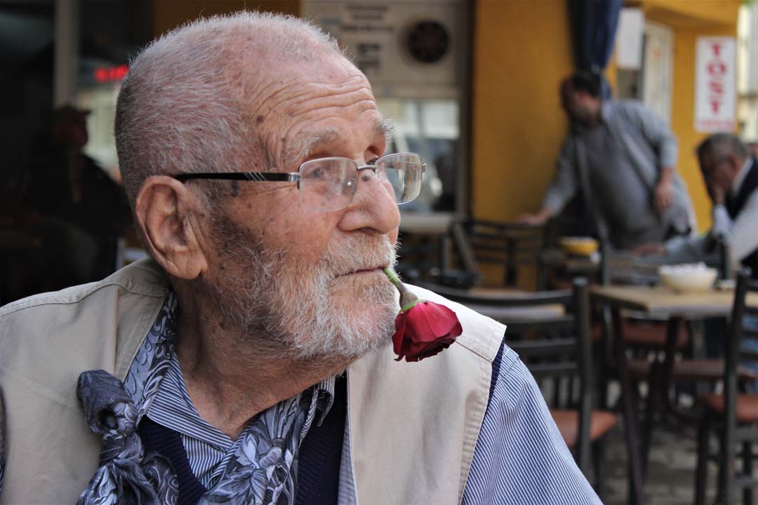 Gül Dede, 62 yıldır ağzından düşürmediği gülle koronavirüse kafa tutuyor!