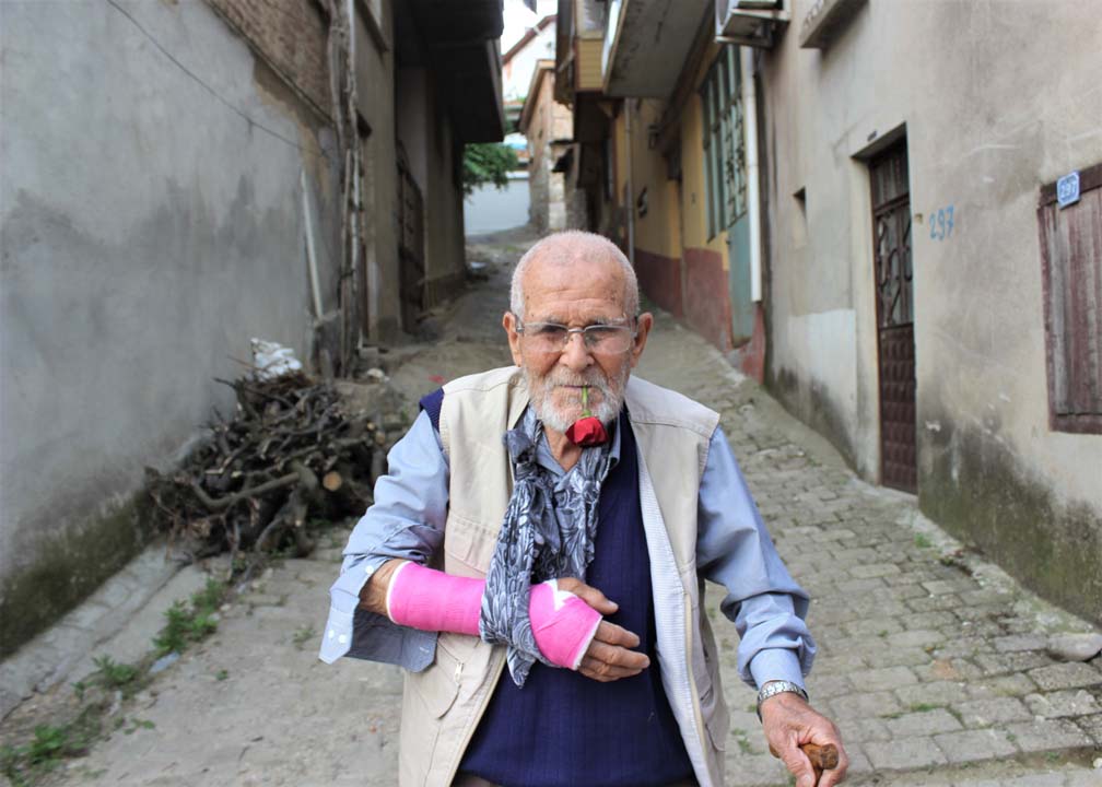 Gül Dede, 62 yıldır ağzından düşürmediği gülle koronavirüse kafa tutuyor!