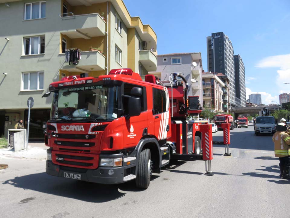 Ümraniye'de yüksek gerilim hattında patlama! Mahalleli sokağa döküldü