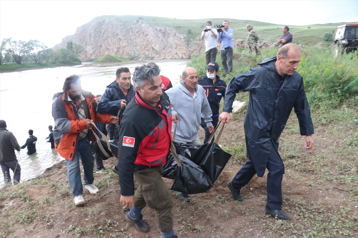 Kızılırmak'ta can pazarı! Serinlemek için girdikleri sudan cesetleri çıktı