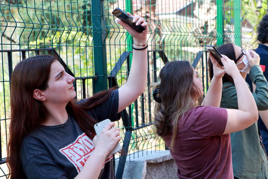 İntihar eden kişiyi çekmek isteyen vatandaşlar, sosyal mesafeyi umursamadı!