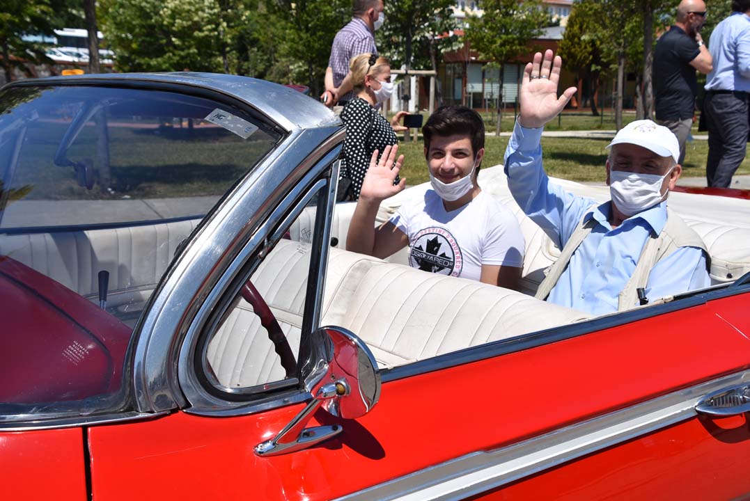 Pendik'te 65 yaş üstü vatandaşlar ''Klasik Otomobil Turu'' ile nostalji yaşadı!