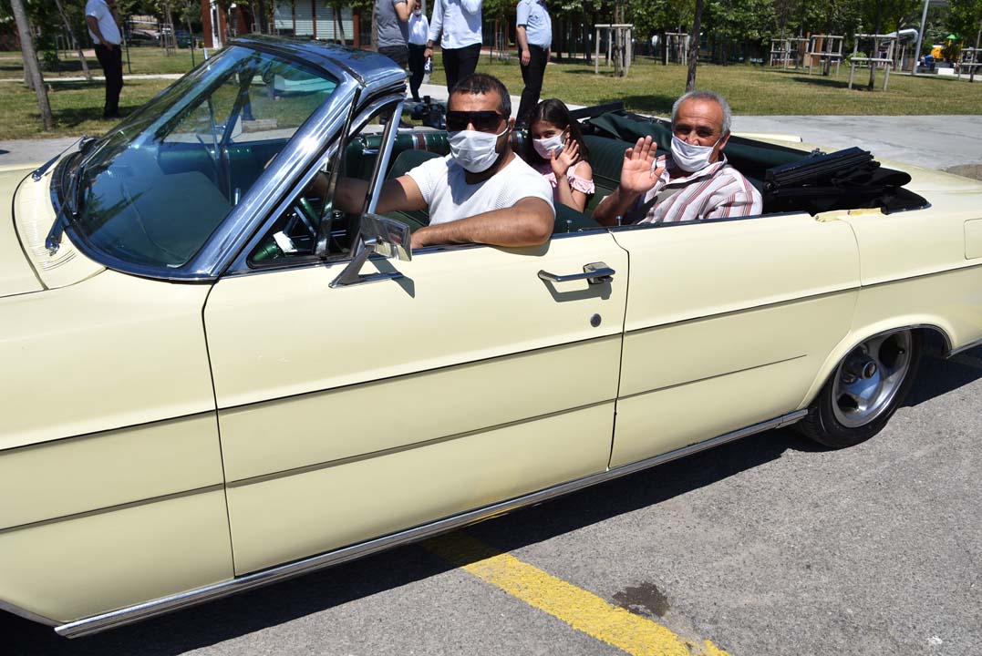 Pendik'te 65 yaş üstü vatandaşlar ''Klasik Otomobil Turu'' ile nostalji yaşadı!