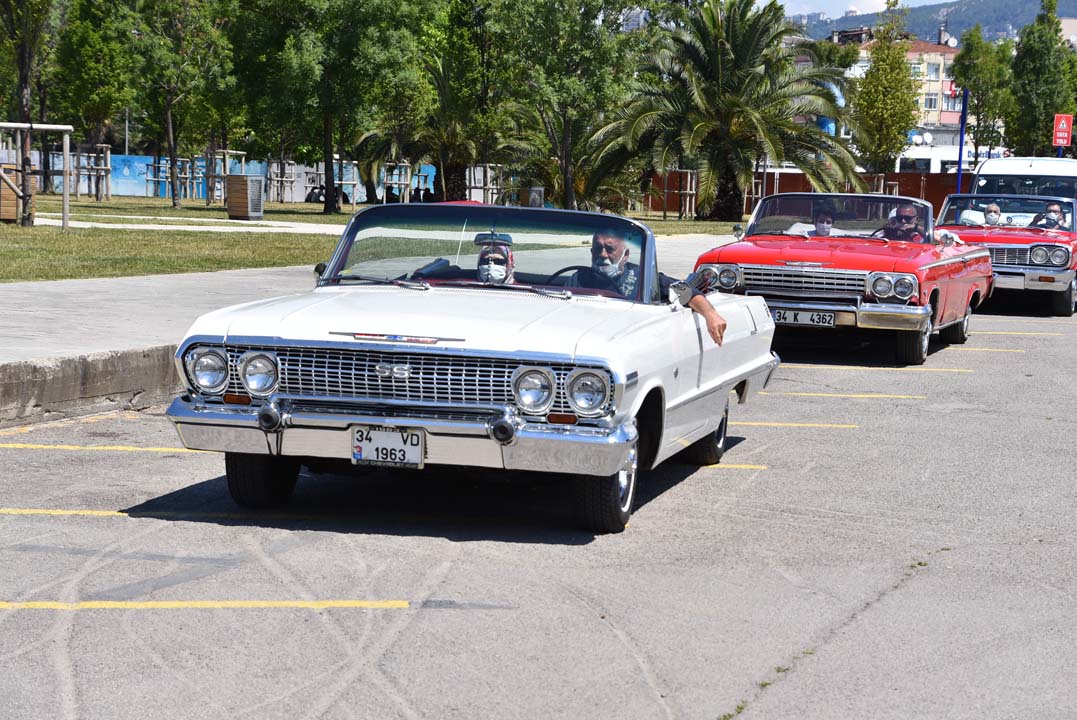 Pendik'te 65 yaş üstü vatandaşlar ''Klasik Otomobil Turu'' ile nostalji yaşadı!