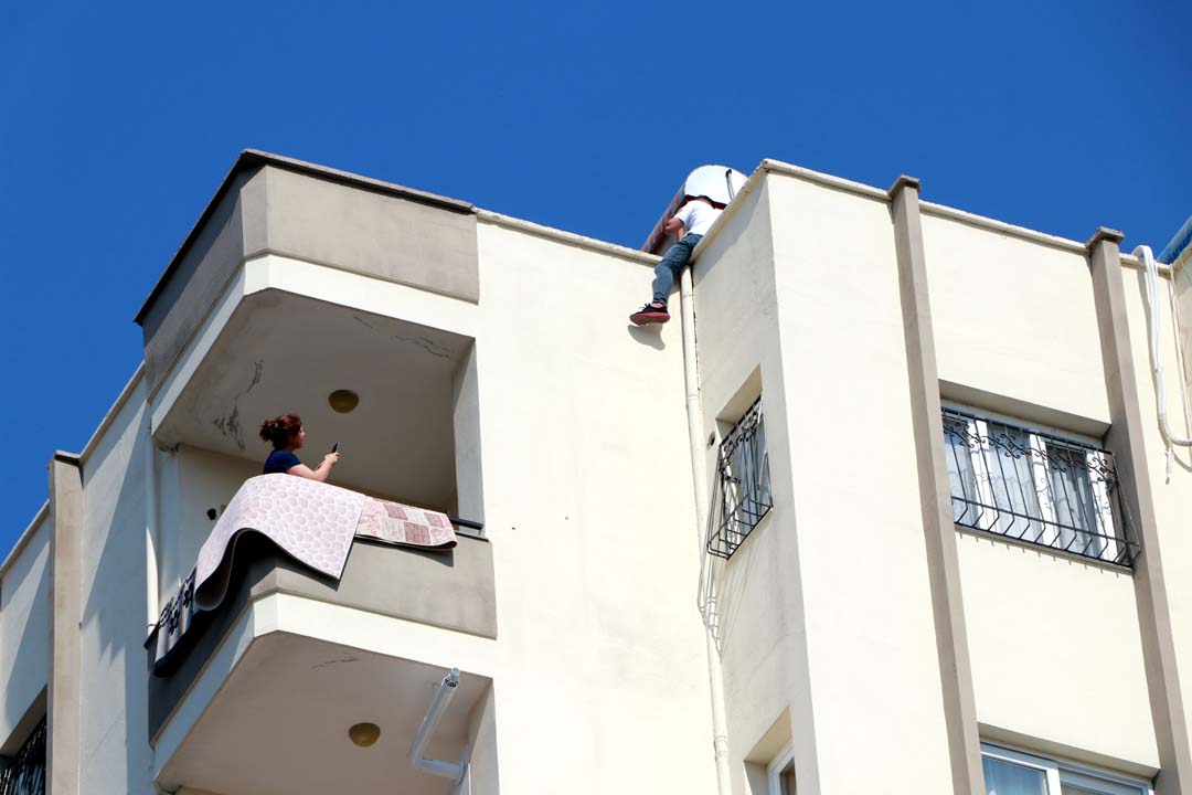 İntihar eden kişiyi çekmek isteyen vatandaşlar, sosyal mesafeyi umursamadı!