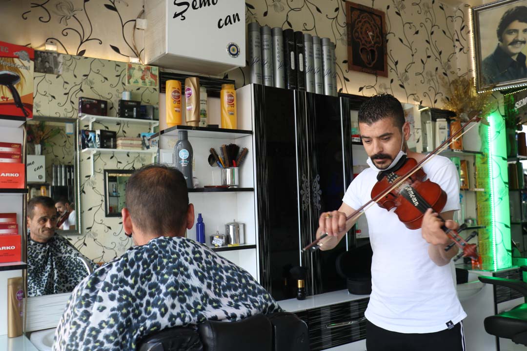 Sivas'taki tıraşlı müzik keyfi görenlerin ilgi odağı haline geldi!