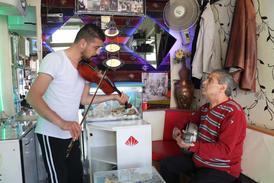 Sivas'taki tıraşlı müzik keyfi görenlerin ilgi odağı haline geldi!