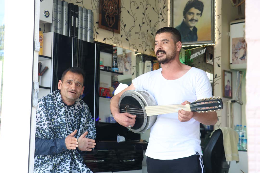 Sivas'taki tıraşlı müzik keyfi görenlerin ilgi odağı haline geldi!