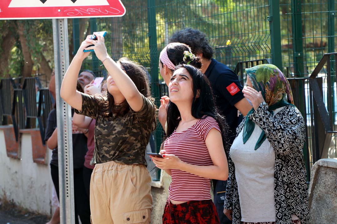 İntihar eden kişiyi çekmek isteyen vatandaşlar, sosyal mesafeyi umursamadı!