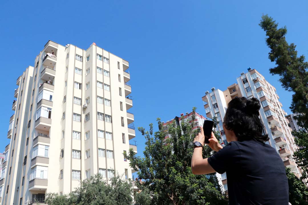 İntihar eden kişiyi çekmek isteyen vatandaşlar, sosyal mesafeyi umursamadı!