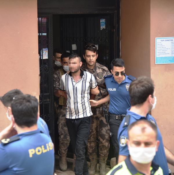 Kendini çattıdan sarkıttı! Kimliği şoke etti