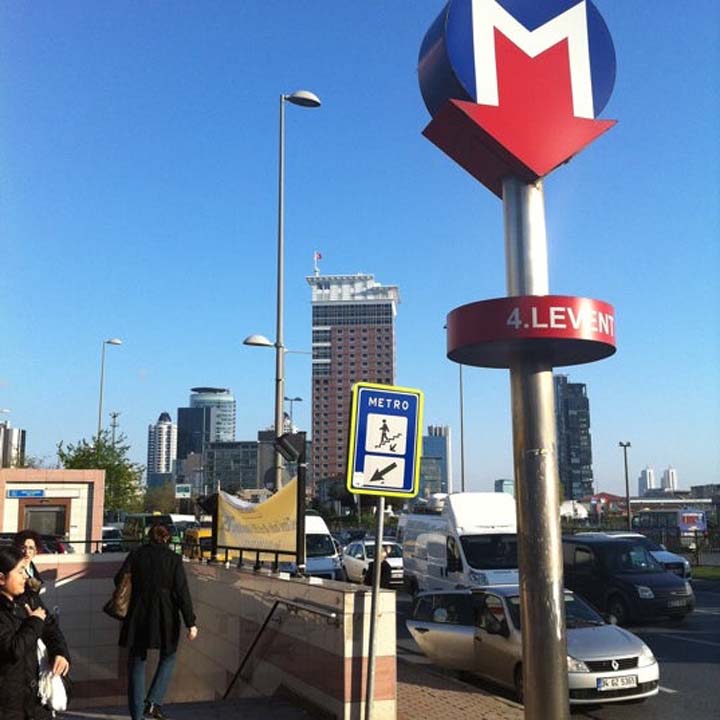 Kendini raylara atarak intihar etmek isteyen kadın paniğe yol açtı