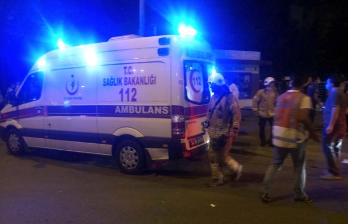 Kendini raylara atarak intihar etmek isteyen kadın paniğe yol açtı