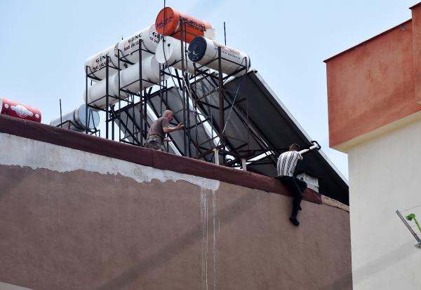 Kendini çattıdan sarkıttı! Kimliği şoke etti