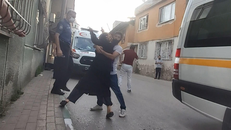 Aile kavgası canını aldı! Kurşun caddede yürüyen kişiye isabet etti