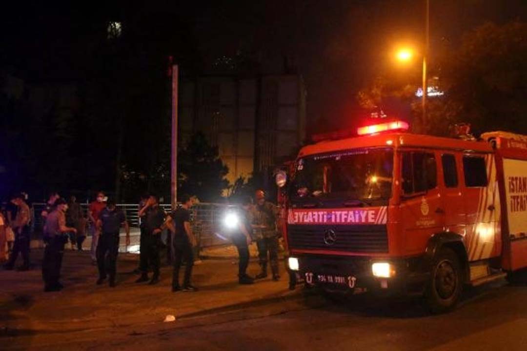 Kendini raylara atarak intihar etmek isteyen kadın paniğe yol açtı