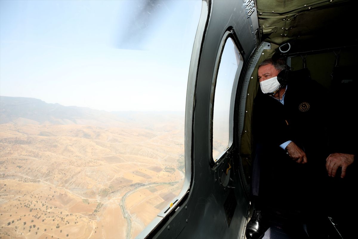 Bakan Akar ve TSK komuta kademesi sınır hattına geldi