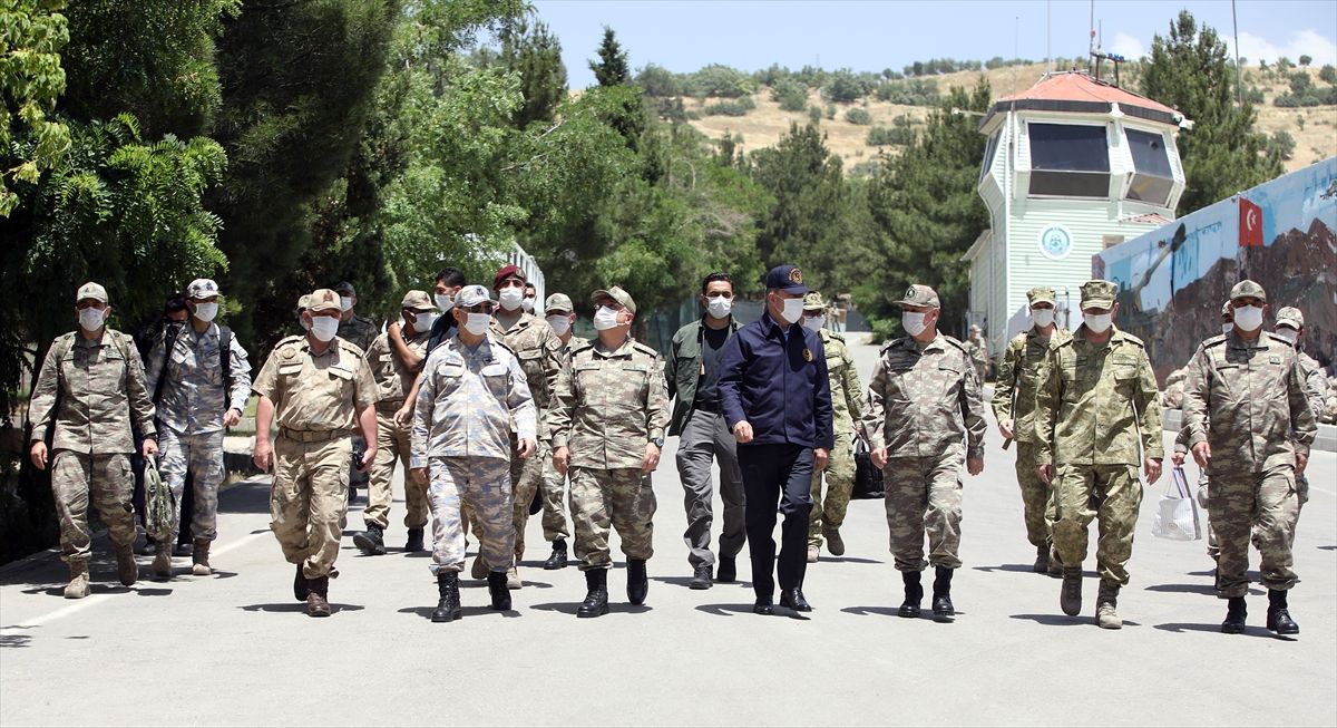 Bakan Akar ve TSK komuta kademesi sınır hattına geldi