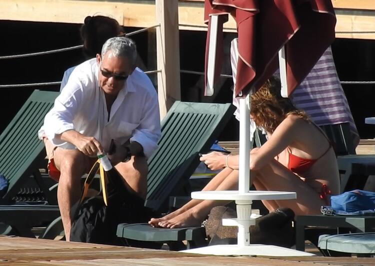 Ece Sükan düzgün fiziğiyle genç kızlara taş çıkardı!