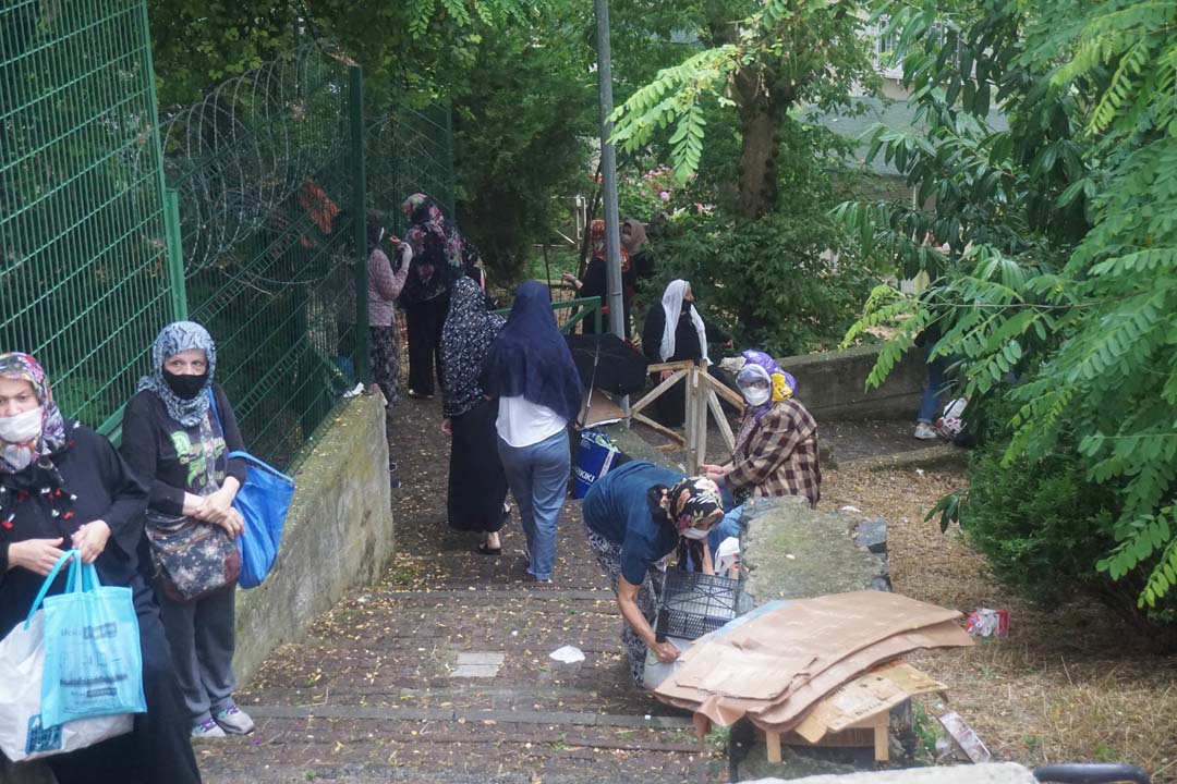 Bakırköy'deki Zuhuratbaba türbesine LGS öncesi ziyaretçi akını!