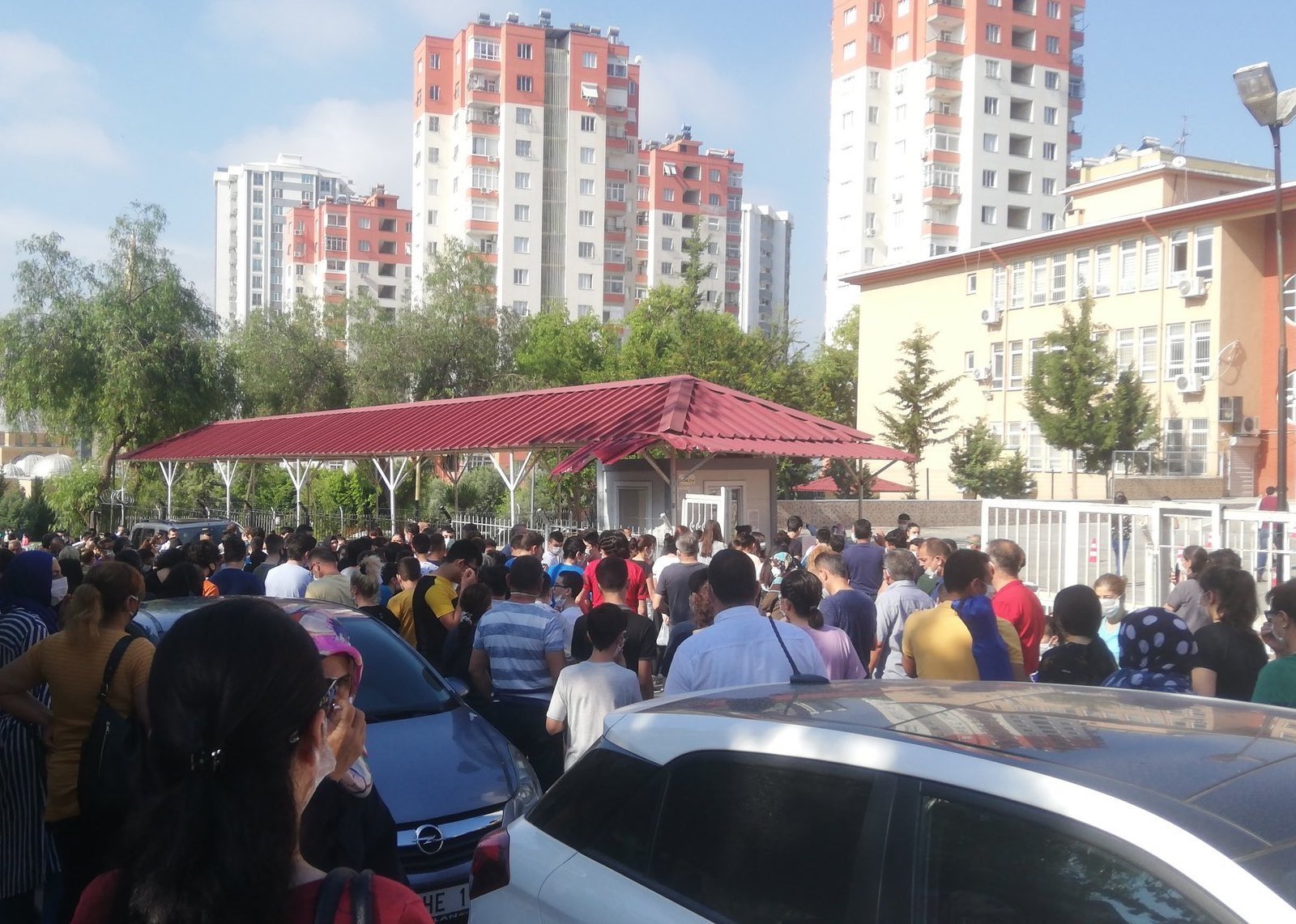 LGS sınavında sosyal mesafe hiçe sayıldı! Tablo korkuttu