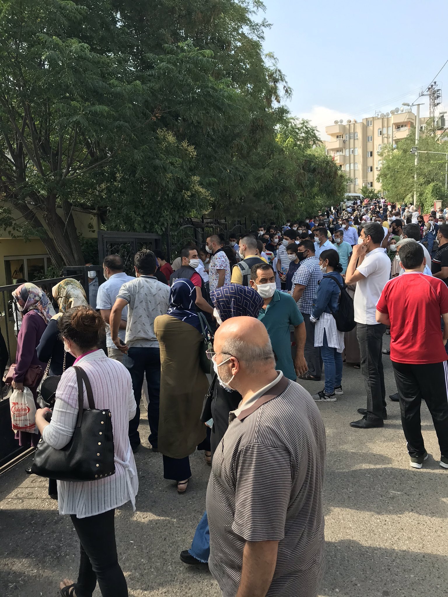 LGS sınavında sosyal mesafe hiçe sayıldı! Tablo korkuttu