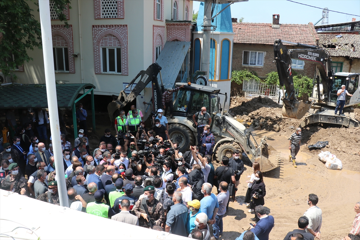 Bakan Soylu ve Pakdemirli sel bölgesinde incelemelerde bulundu