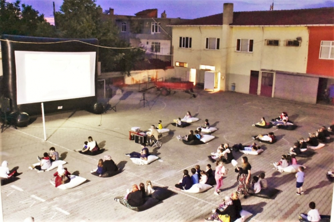 Açıkhava sineması çocukların ayağına geldi