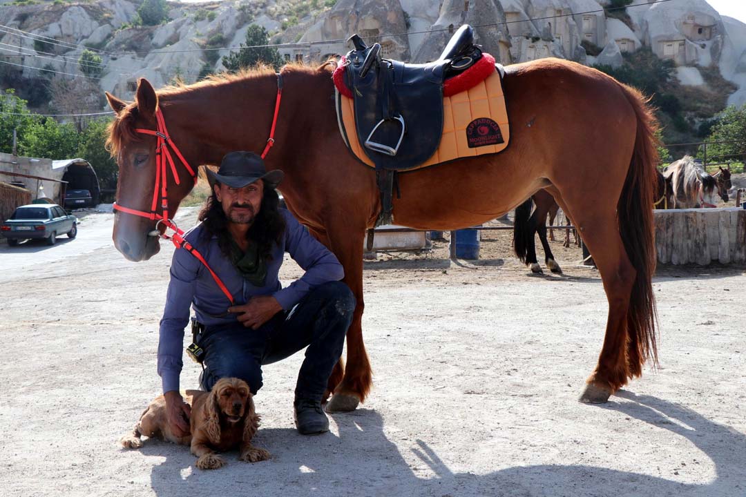 14 yaşındaki köpeğin at sürme keyfi görenleri hayrete düşürdü!