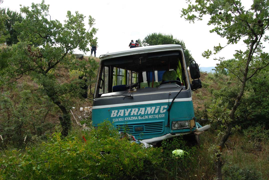 Çanakkale'de işçi minibüsü şarampole uçtu! 13 kişi yaralı
