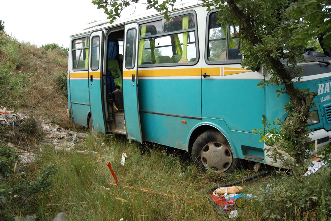 Çanakkale'de işçi minibüsü şarampole uçtu! 13 kişi yaralı