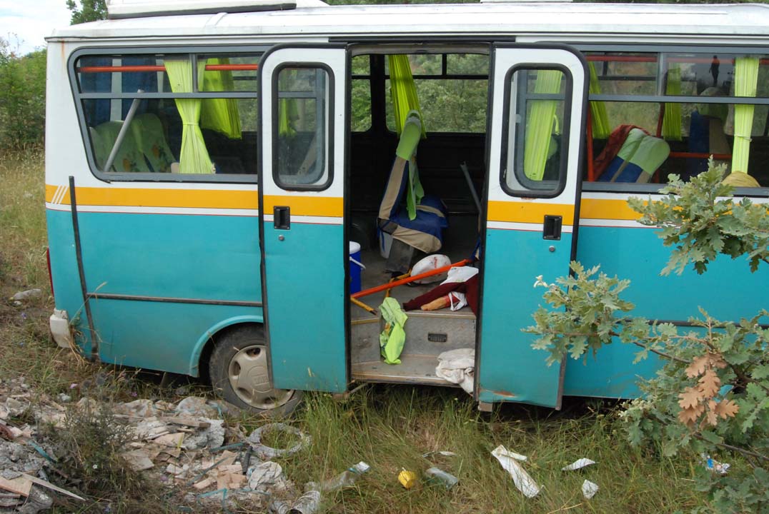 Çanakkale'de işçi minibüsü şarampole uçtu! 13 kişi yaralı