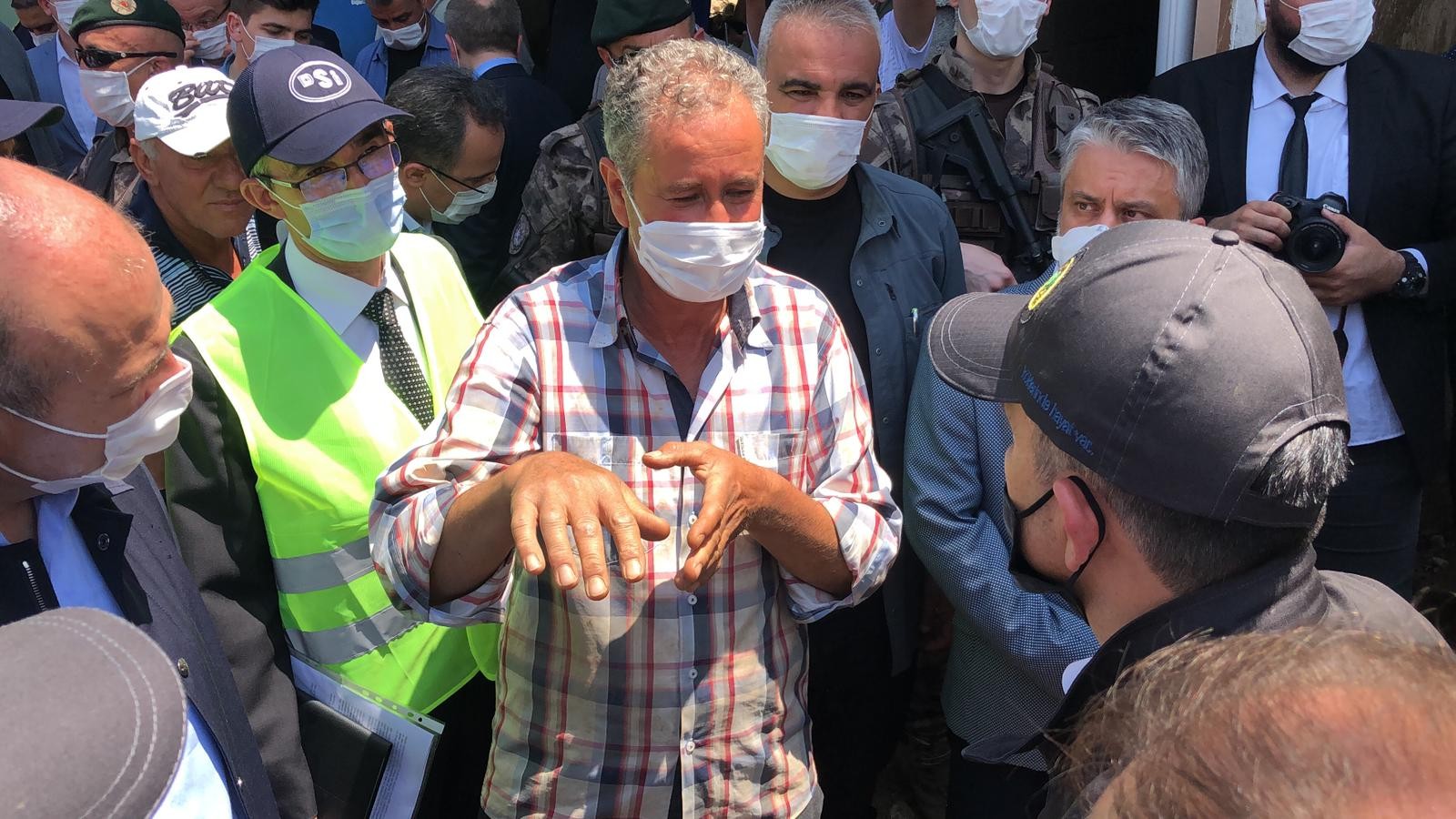 Bakan Soylu ve Pakdemirli sel bölgesinde incelemelerde bulundu