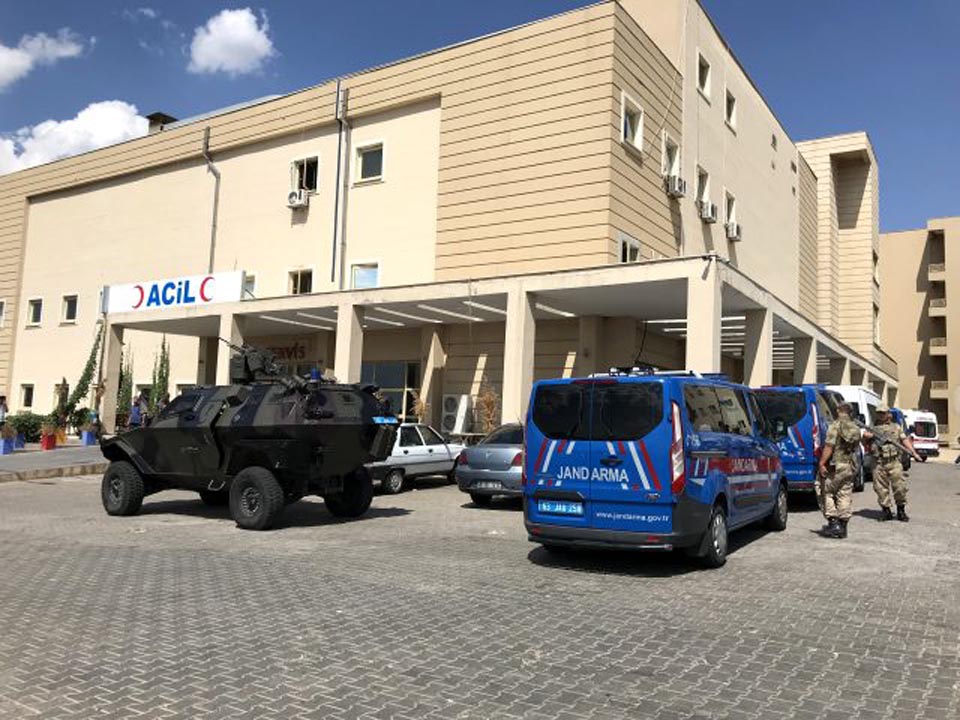 Eve dönmek istemeyen eşini ve kayınpederini gözünü bile kırpmadan öldürdü