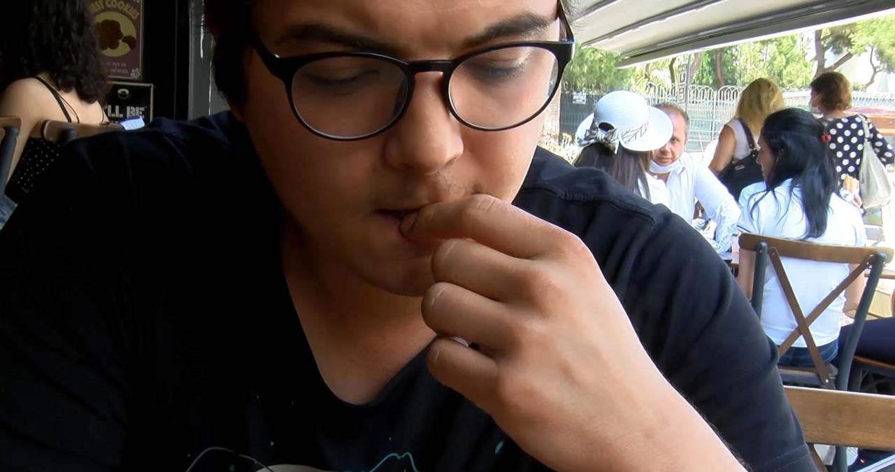 Koronavirüs için uzmanlardan yeni uyarı: ''Tırnaklarınızı yemeyin''