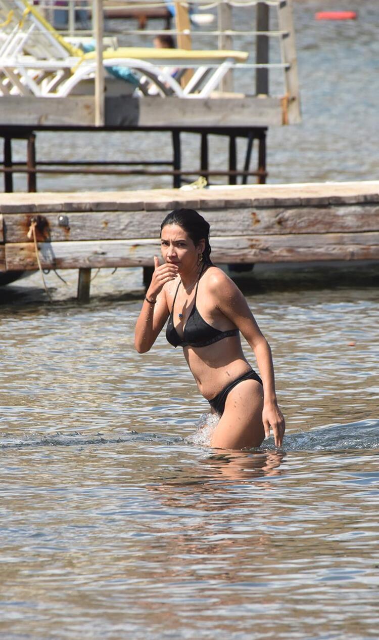 Aybüke Pusat halk pajında çekilen bikinili görüntülerini sildirmeye çalıştı!