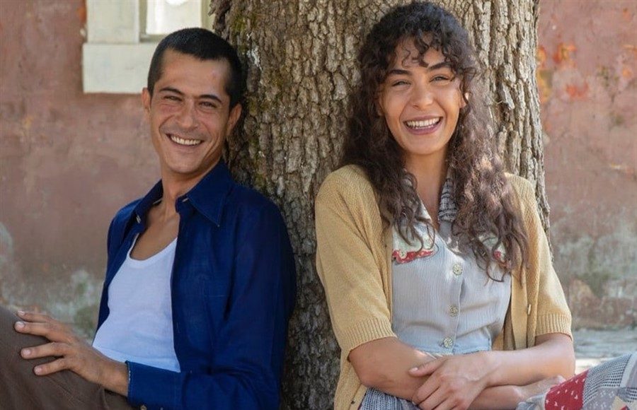 Ebru Şahin'de kendini Çeşme'ye attı!