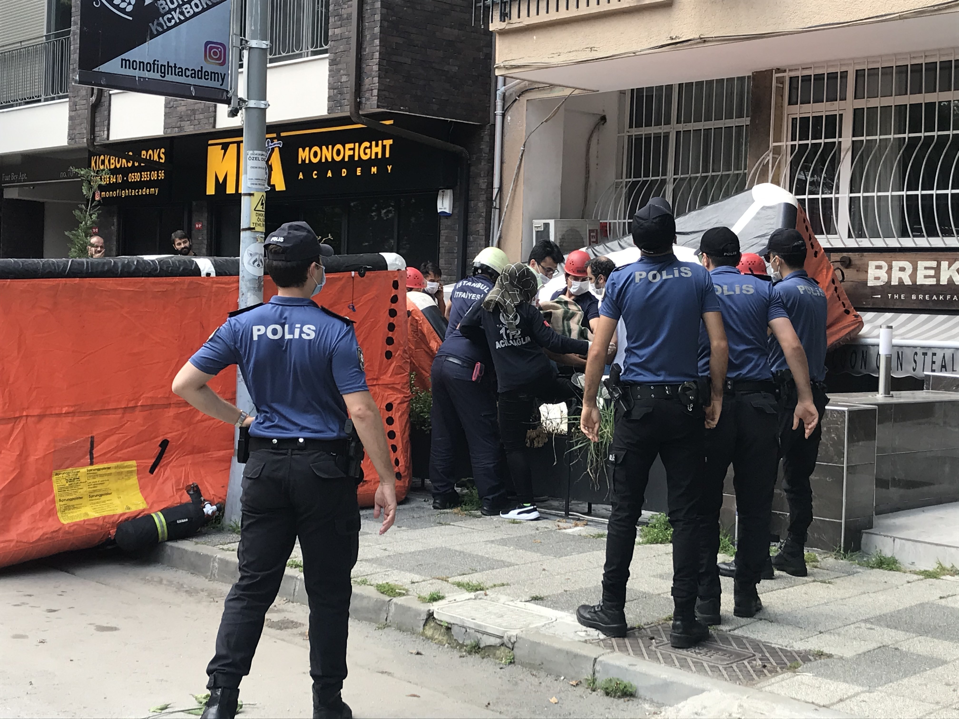 Kadıköy'de korku dolu anlar! Çıplak şekilde kendini zemine bıraktı