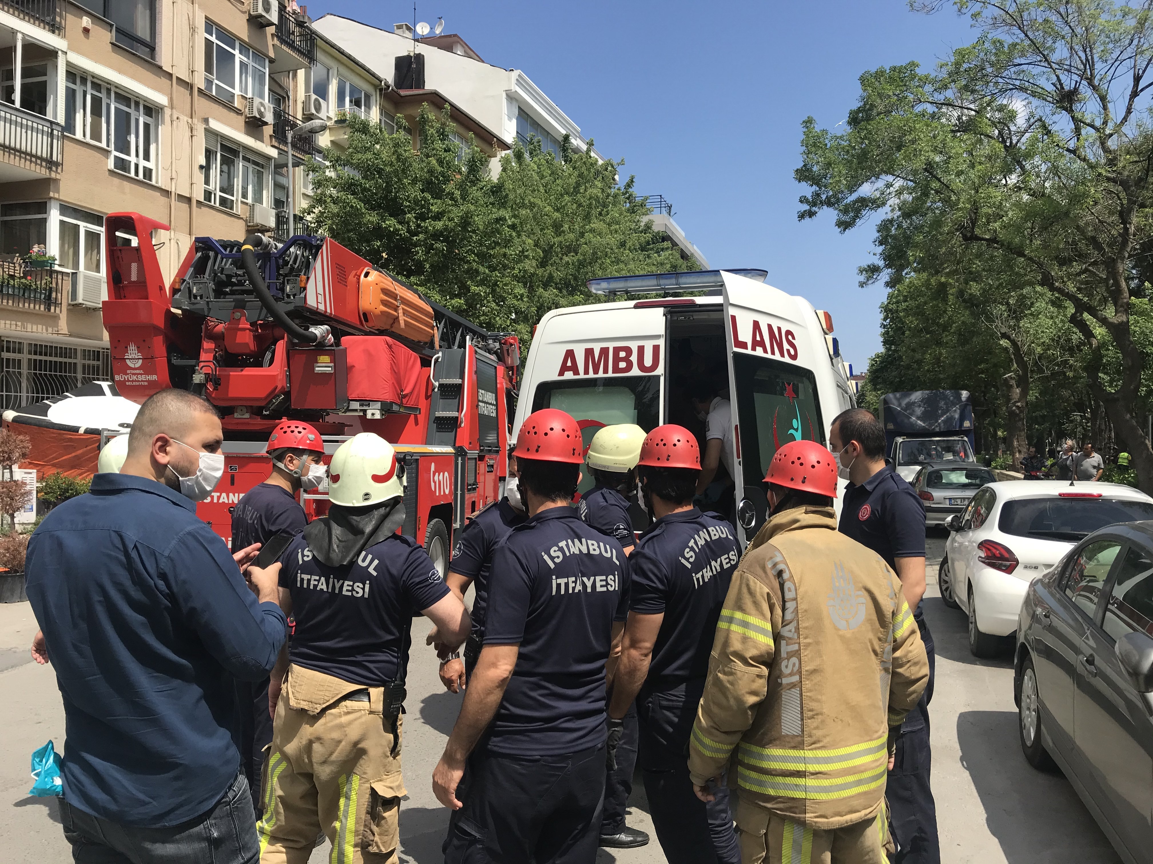 Kadıköy'de korku dolu anlar! Çıplak şekilde kendini zemine bıraktı