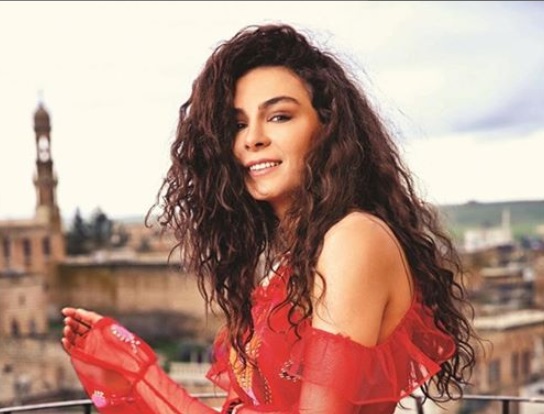 Ebru Şahin'de kendini Çeşme'ye attı!