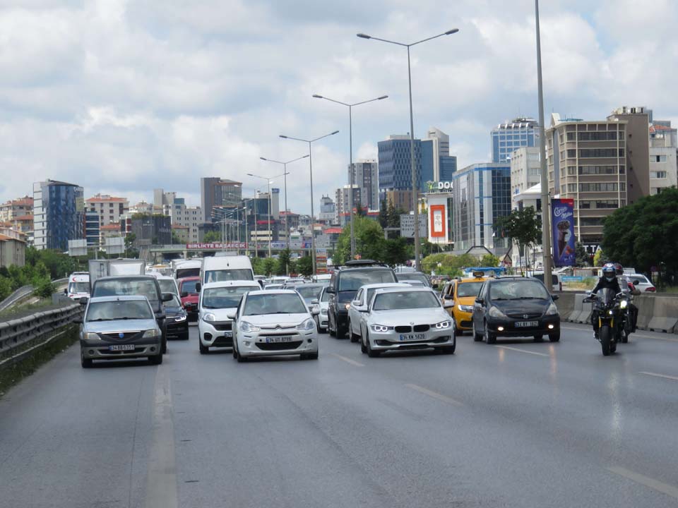 Maltepe'de intihar girişiminde bulunan kişi trafiği kilitledi!
